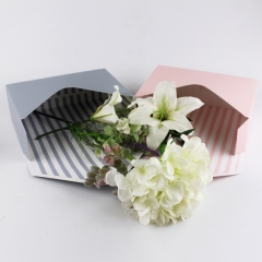 Il contenitore di regalo d'imballaggio del mazzo del fiorista grigio avvolge le scatole di carta