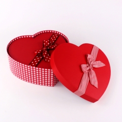 Scatola di caramelle a forma di cuore rosso con nastro per goodies, cioccolato, caramelle, fiori e regali