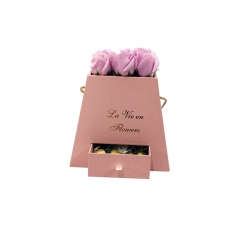 Elegante confezione regalo in carta a fiori con nastro e cassetto