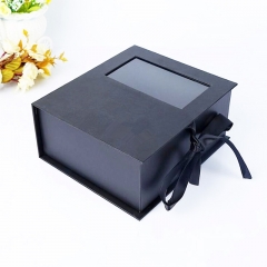 Confezione regalo personalizzata in cartone Confezione regalo nera con finestra in PVC e nastro