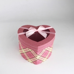 scatola di cartone a forma di cuore rosa con fiocco per matrimonio