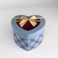 scatola di carta a forma di cuore con motivo a mano con finestra e arco in pvc