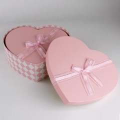 scatola di cartone a forma di cuore stile semplice per il compleanno