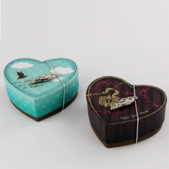 scatola di imballaggio di cartone caramelle a forma di cuore con parti metalliche per il matrimonio