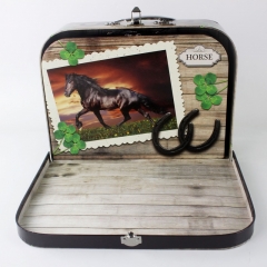 confezione regalo con valigia in cartone personalizzato fantasia animalier con manico